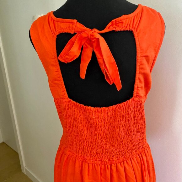 Japna peep-hole open back dress - Picture 7 of 9